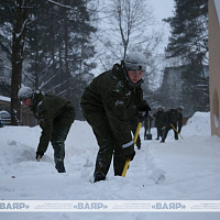 Фотофакт: военнослужащие ликвидируют последствия непогоды 