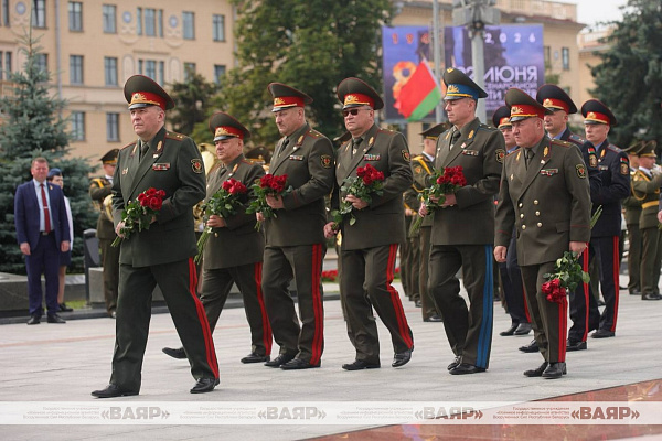 Руководители силовых ведомств, а также члены военной коллегии Министерства обороны возложили цветы к монументу Победы