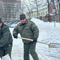 Фотофакт: военнослужащие ликвидируют последствия непогоды 
