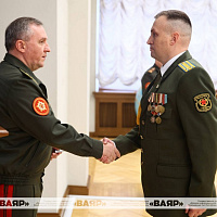 Министр обороны Беларуси вручил погоны полковника военнослужащим Вооружённых Сил