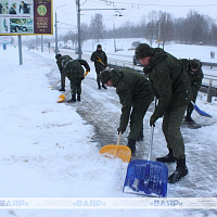Фотофакт: военнослужащие ликвидируют последствия непогоды 