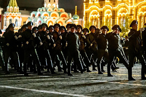 Продолжаются тренировки парадного расчета, который примет участие в военном параде в Москве