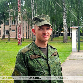 Надел офицерские погоны по примеру дедушки Надел офицерские погоны по примеру дедушки