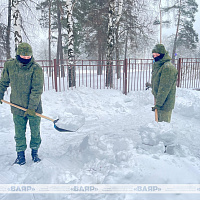 Фотофакт: военнослужащие ликвидируют последствия непогоды 