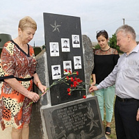 Возложили венки и цветы 