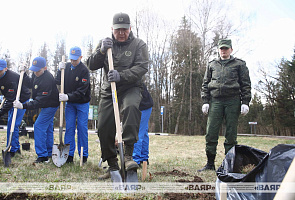 Ваеннаслужачыя Узброеных Сіл прымаюць удзел у рэспубліканскім суботніку