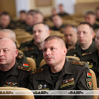 Генерал-майор Александр Науменко простился со Знаменем Министерства обороны