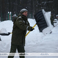 Фотофакт: военнослужащие ликвидируют последствия непогоды 